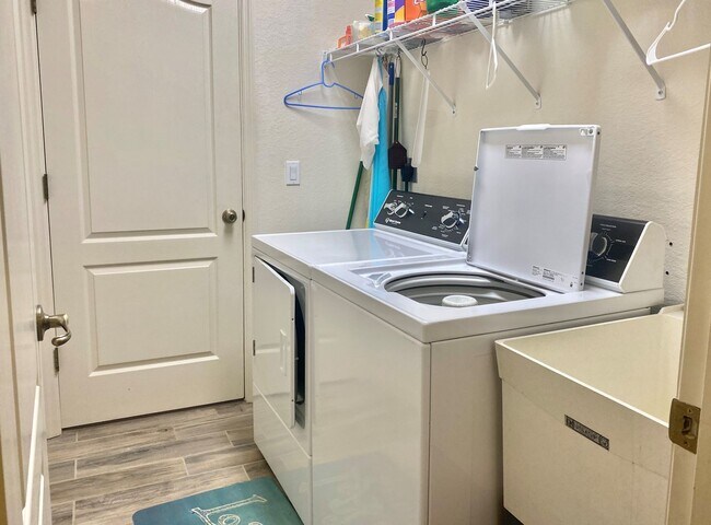 Building Photo - Seasonal Short-Term Villa located in the Auburn Cove Community with Community Pool!