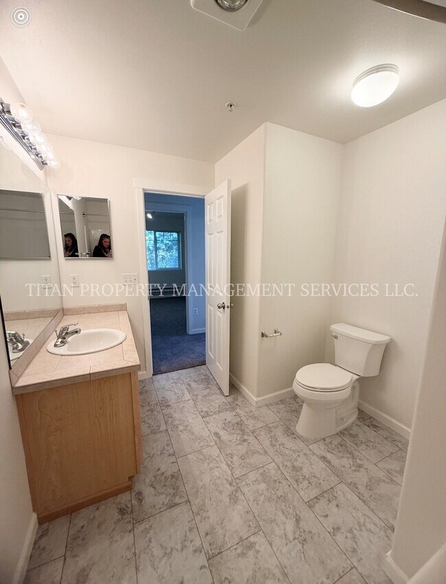 Building Photo - Charming 2-Bed, 2-Bath Townhouse in Tigard - Perfect Blend of Comfort and Convenience!