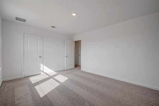 Building Photo - 1127 Sugar Dr