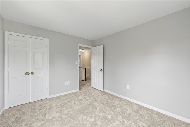 Building Photo - Stunning End-Unit Townhouse with Golf Cour...