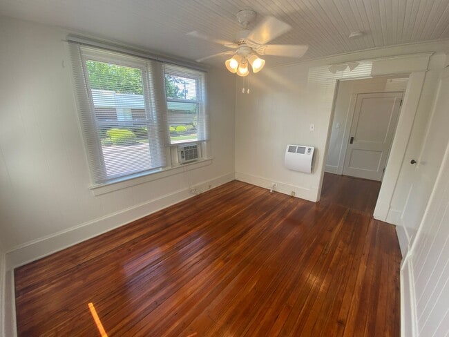 Building Photo - Great 2BR/1B Apartment in Historical House!
