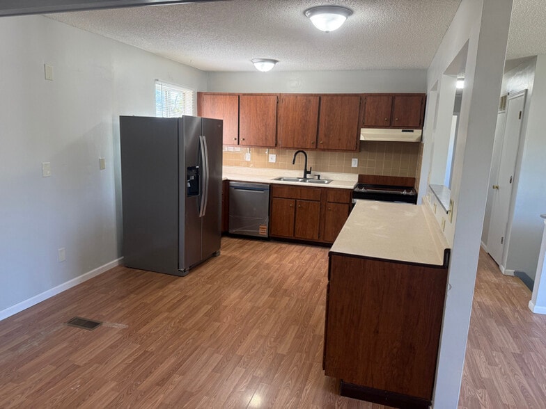 Building Photo - 3850 Jeff Dr