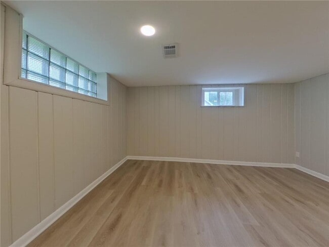 Building Photo - 7755 Eastwood Rd