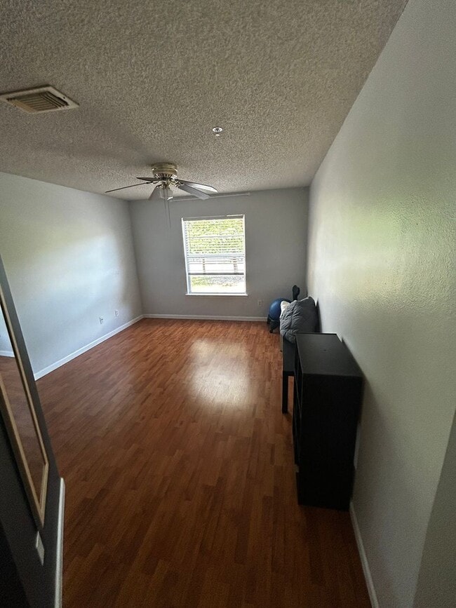Building Photo - Beautiful 2/2 Condo Located in Hunters Res...