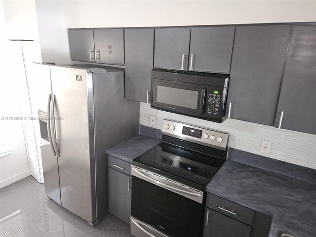 Building Photo - 117 SW 96th Ave