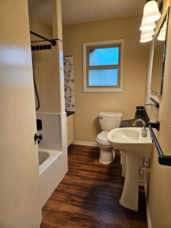 Building Photo - 4Bd/1Ba two story home - For viewing