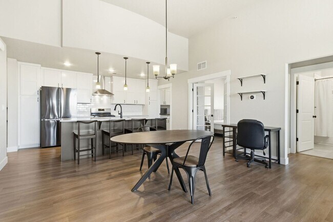 Building Photo - Bright and Modern Condo in Ideal Location ...