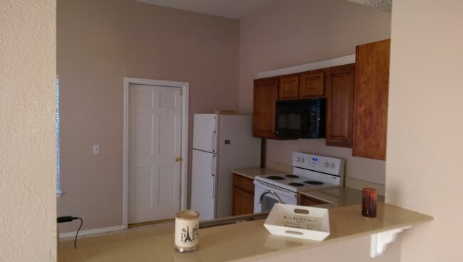 Building Photo - 3 bedroom, 2 bath 2 car garage home for re...