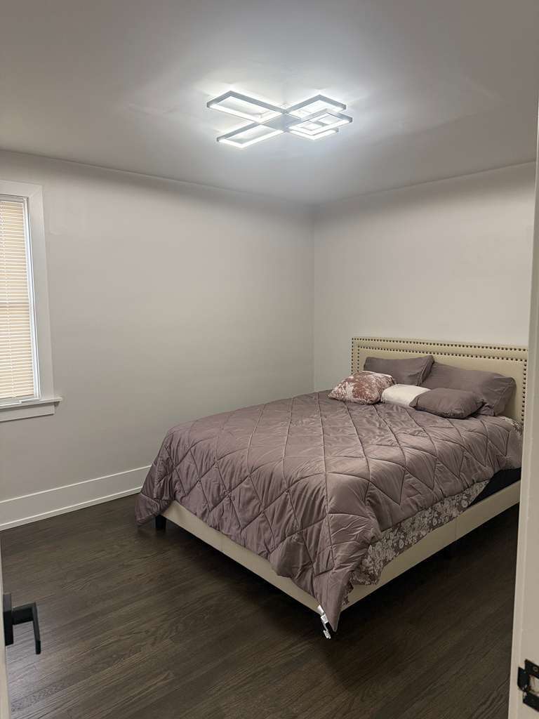 Building Photo - 4846 W Roscoe St