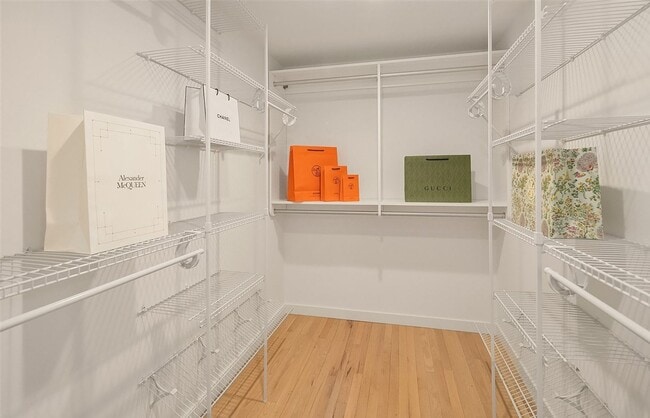 Building Photo - Stunning Remodeled Hunts Point Home for Rent