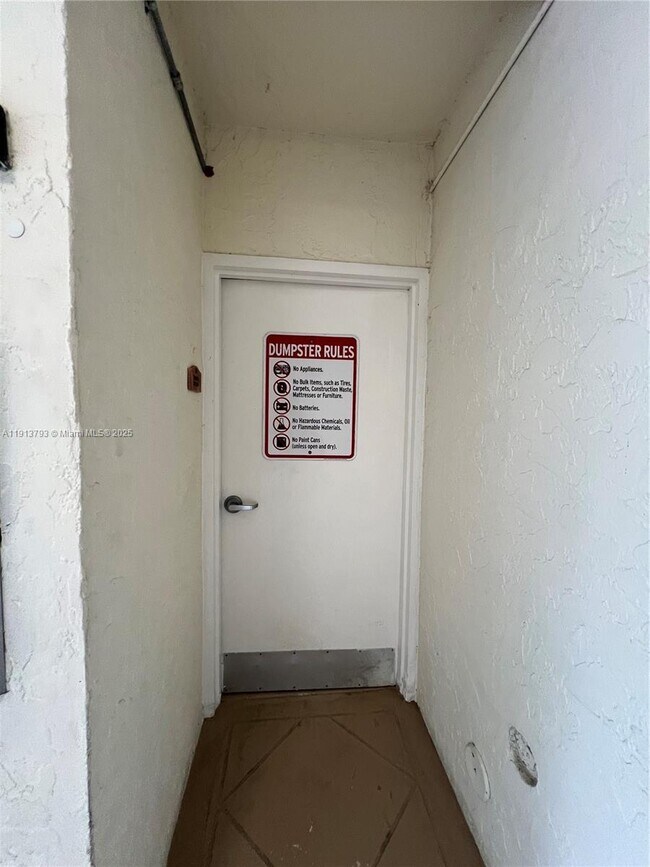 Building Photo - 9301 SW 92nd Ave