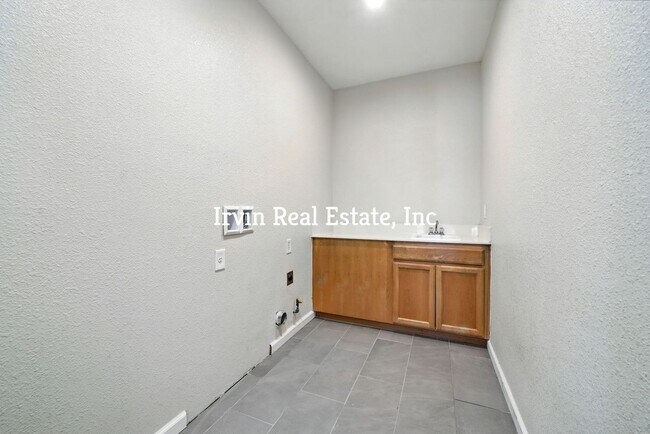 Building Photo - 5 Bedroom and 3 Bathroom Home