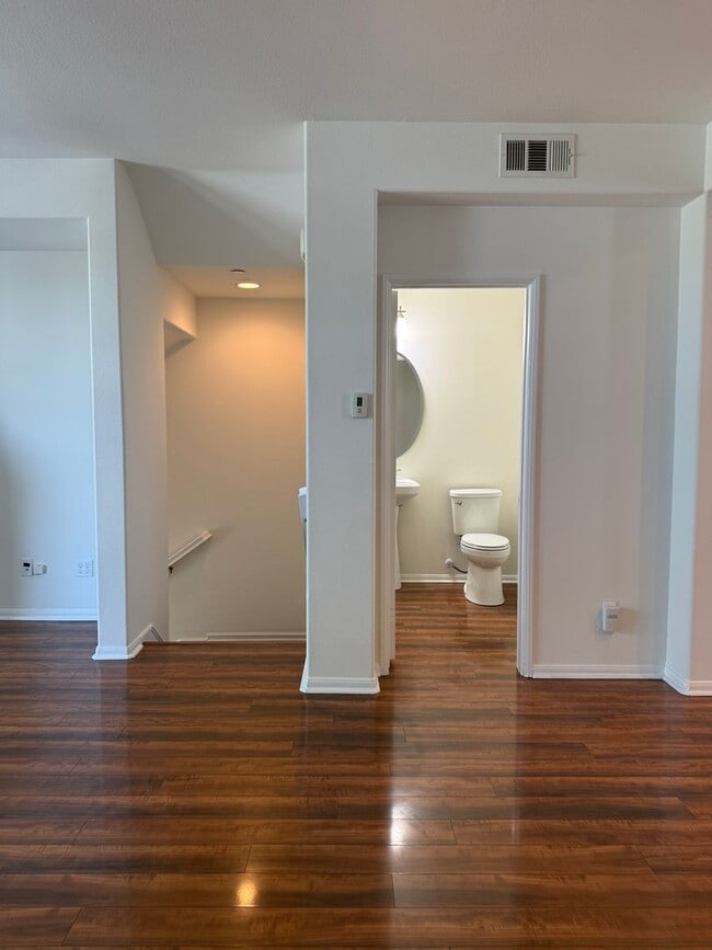 Building Photo - 2 Bedroom, 2.5 Bath Tri-level townhouse in Signal Hill
