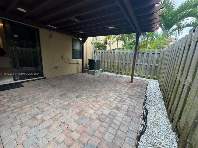 Building Photo - 25371 SW 115 Ct