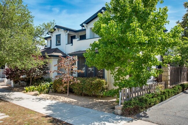 Building Photo - GIANT 1 BEDROOM APT