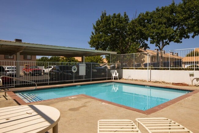 Building Photo - 1301 W Indian Hills Dr