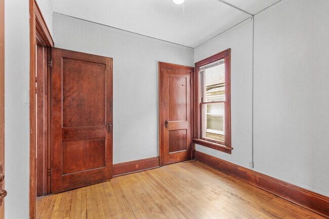 Building Photo - 926 E Locust St