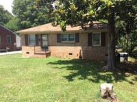 Building Photo - 3 Bedroom, 1 Bath w/ Large Backyard!