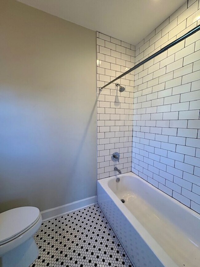 Building Photo - Spacious Five Bedroom Home in Mount Pleasant