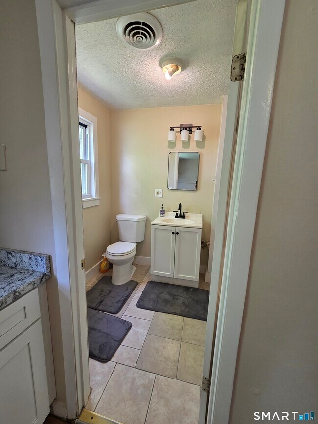 Building Photo - 22 Lakeview St