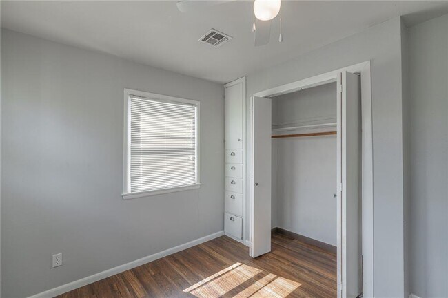 Building Photo - 718 Highland Pkwy