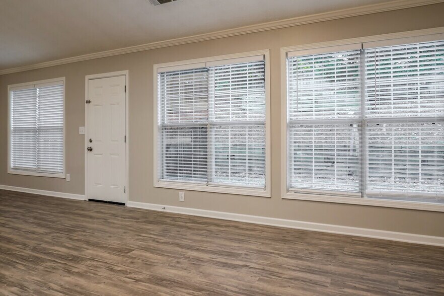 Building Photo - 752 Fairmont Park Dr