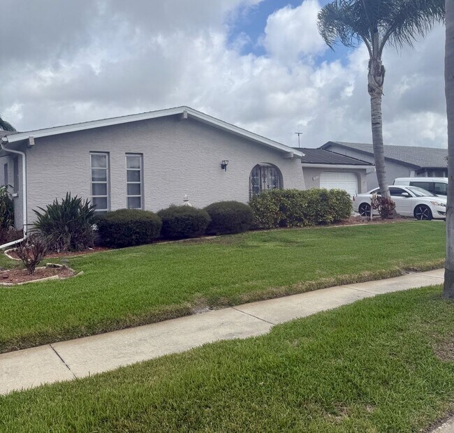 Building Photo - Pool Home