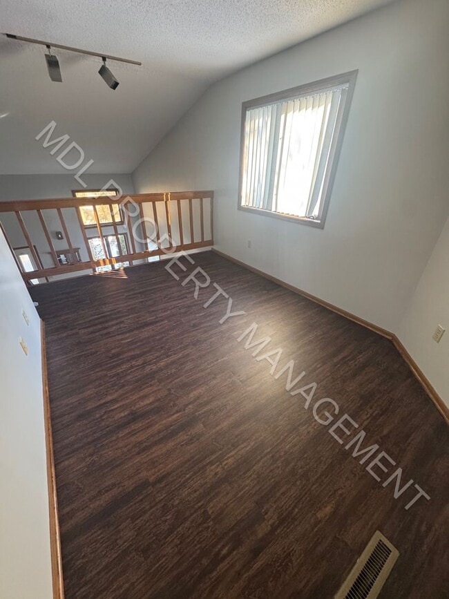 Building Photo - Beautiful 2 Bedroom 2.5 Bath home in Saginaw Township!