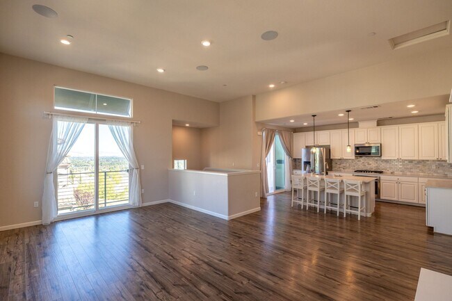 Building Photo - Beautiful two bedroom on Communication Hil...