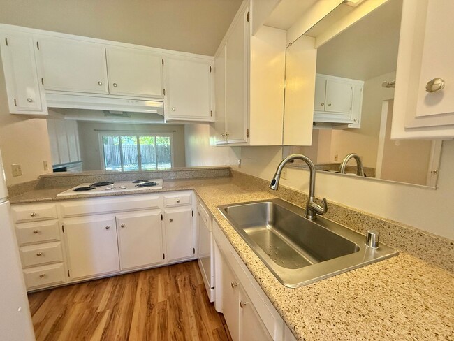 Building Photo - 604 Radcliffe Dr