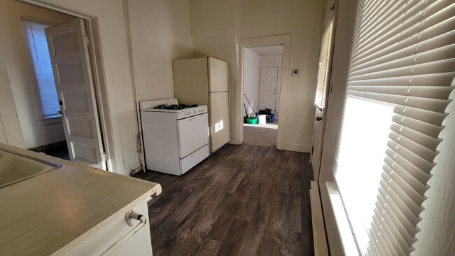 Building Photo - Great 1 bed 1 bath lower level unit in Duplex!