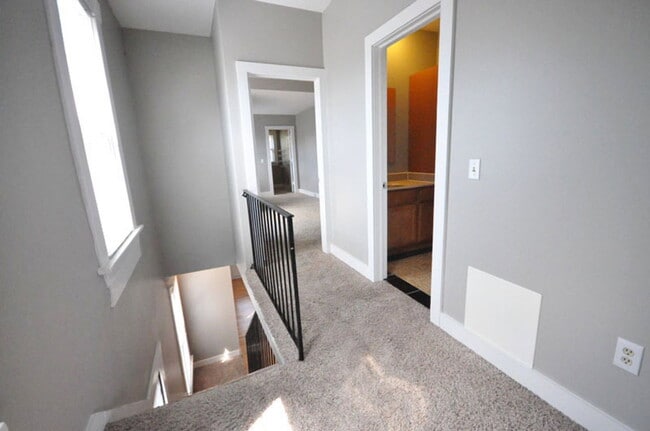 Building Photo - 495 S Lazelle St