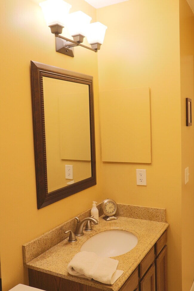 Upper level bathroom - 7096 Stratford Rd