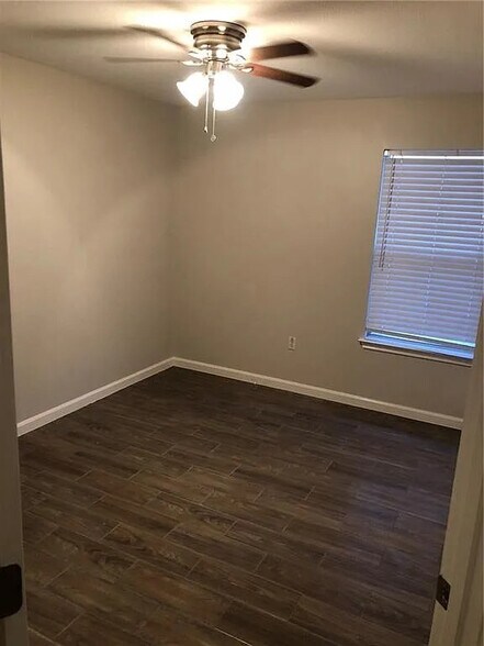 Building Photo - Room in House on Dittmar Oaks Dr