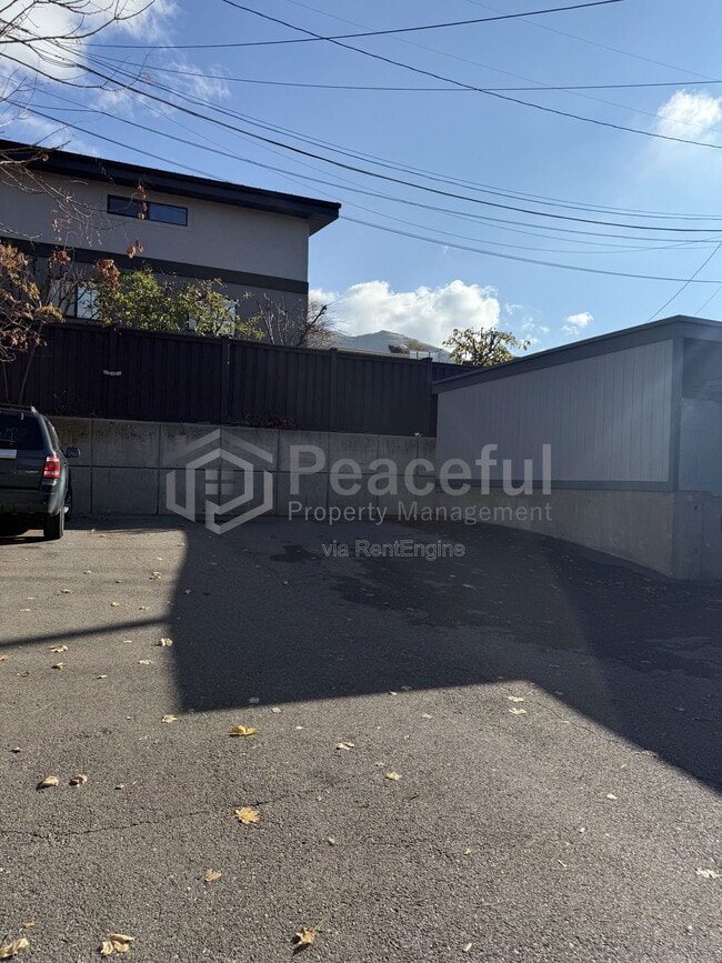 Building Photo - 2025 Broadmoor St S