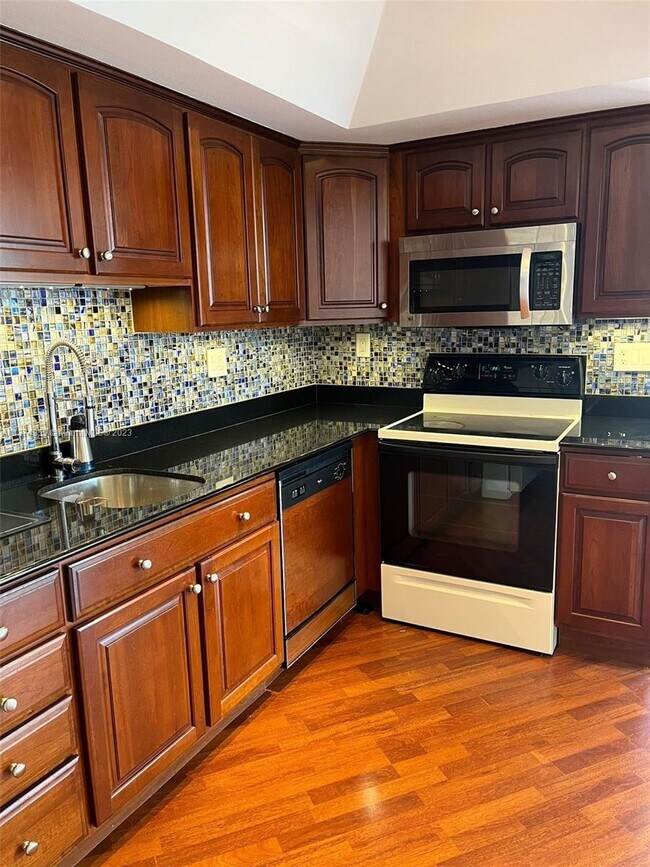 Building Photo - 520 Brickell Key Dr