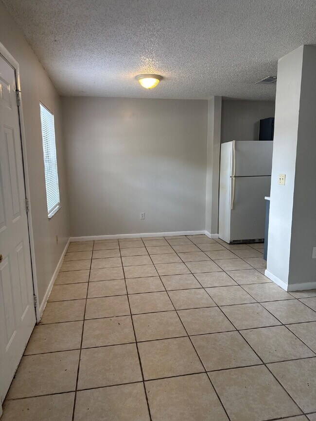 Building Photo - One bedroom One Bath available