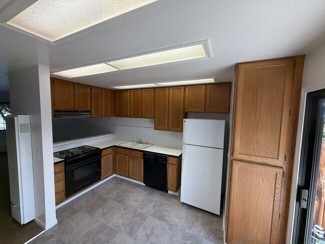 Building Photo - 332 E Romie Ln