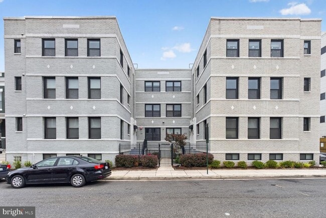Building Photo - 809 Otis Pl NW