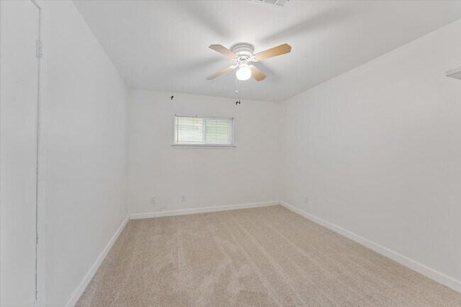 Building Photo - 11104 Quinlan North Lake Dr