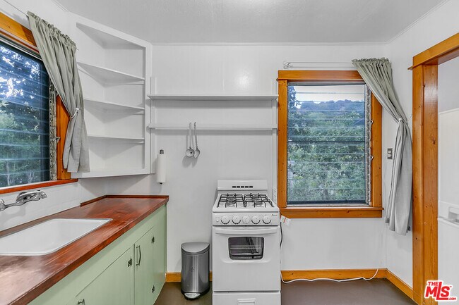 Building Photo - 2540 1/2 Glen Green St