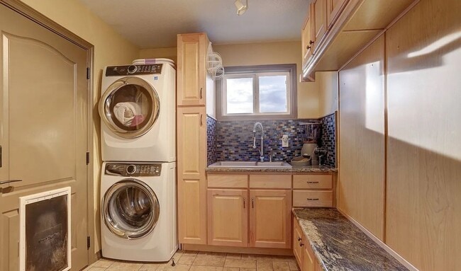 Building Photo - Light-Filled Longmont Gem with Elegant Fin...
