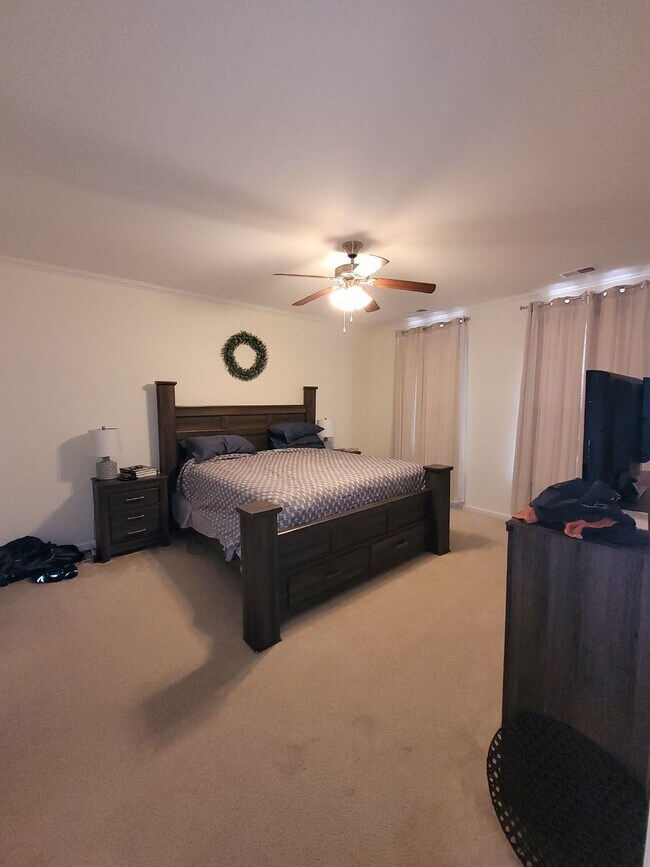 Building Photo - Spacious, Four Bedroom Townhouse With a View!