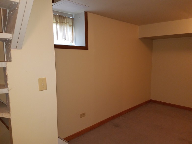 Building Photo - 421 E Lake St