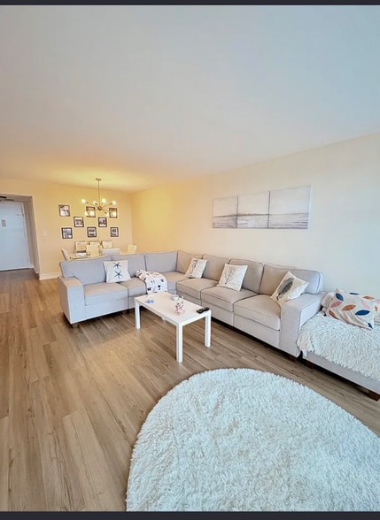 Building Photo - 1000 Parkview Dr