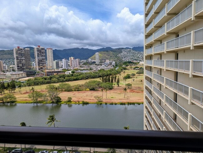 Building Photo - Large studio in the heart of Waikiki with assigned parking