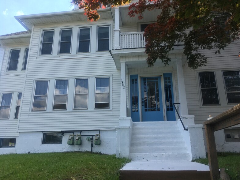 Building Photo - 1302 Hillside Ave