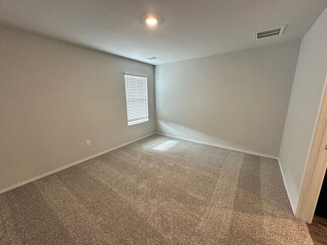 Building Photo - Move -in Special: Stunning 4-Bedroom, 2-Ba...