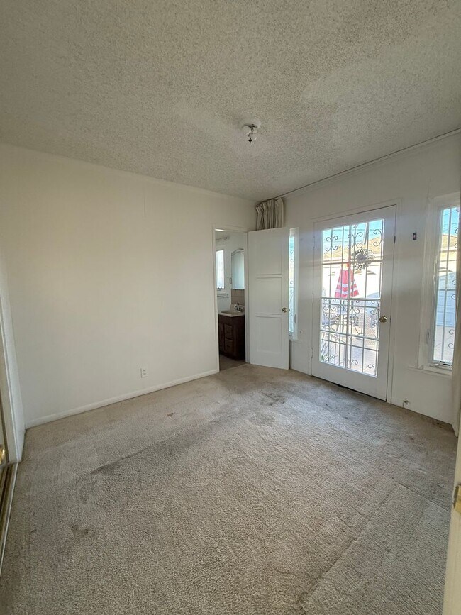 Building Photo - Charming 3BR/1.5BA Home with Cozy Fireplace