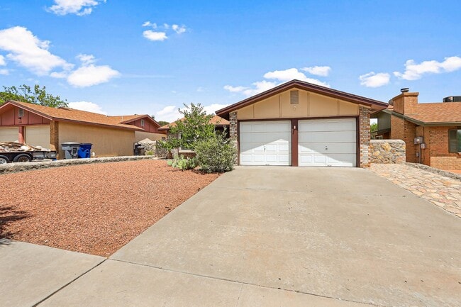 Building Photo - 724 Martha Gale Dr